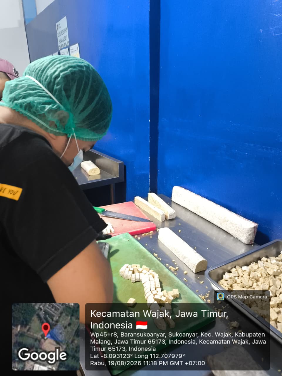 Relawan mengolah bahan makanan di dapur