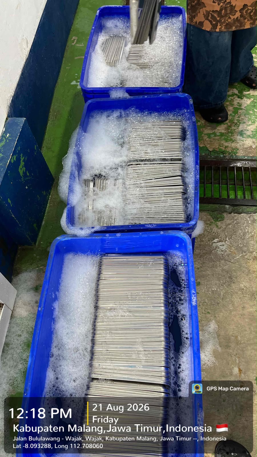 Relawan mencuci alat makan di dapur SPPG