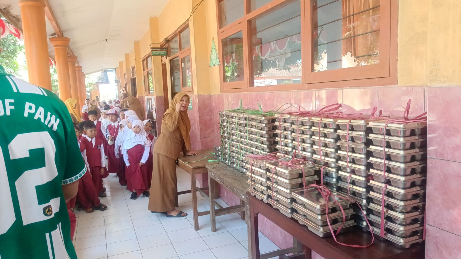 Distribusi menu ke siswa sekolah