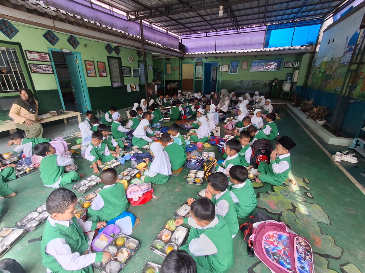 Siswa menyantap menu bergizi gratis